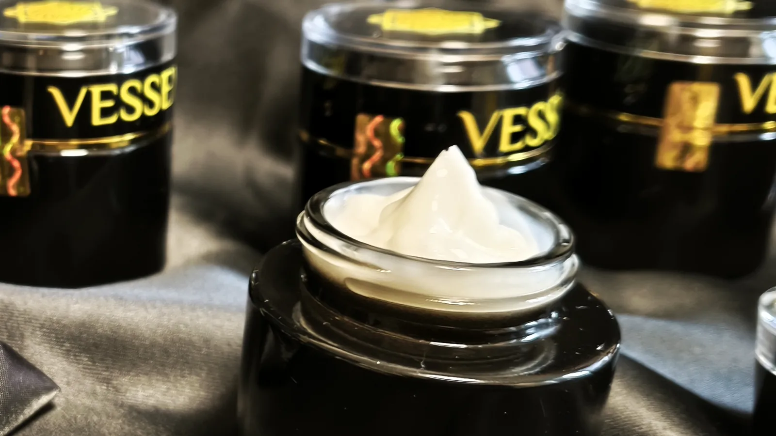 Vasetto VESSENSE aperto con la texture bianca della crema.